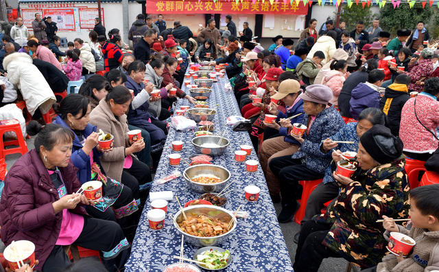 村民 迎春 糍粑、苗鼓、春联、广场舞、山歌、团圆宴