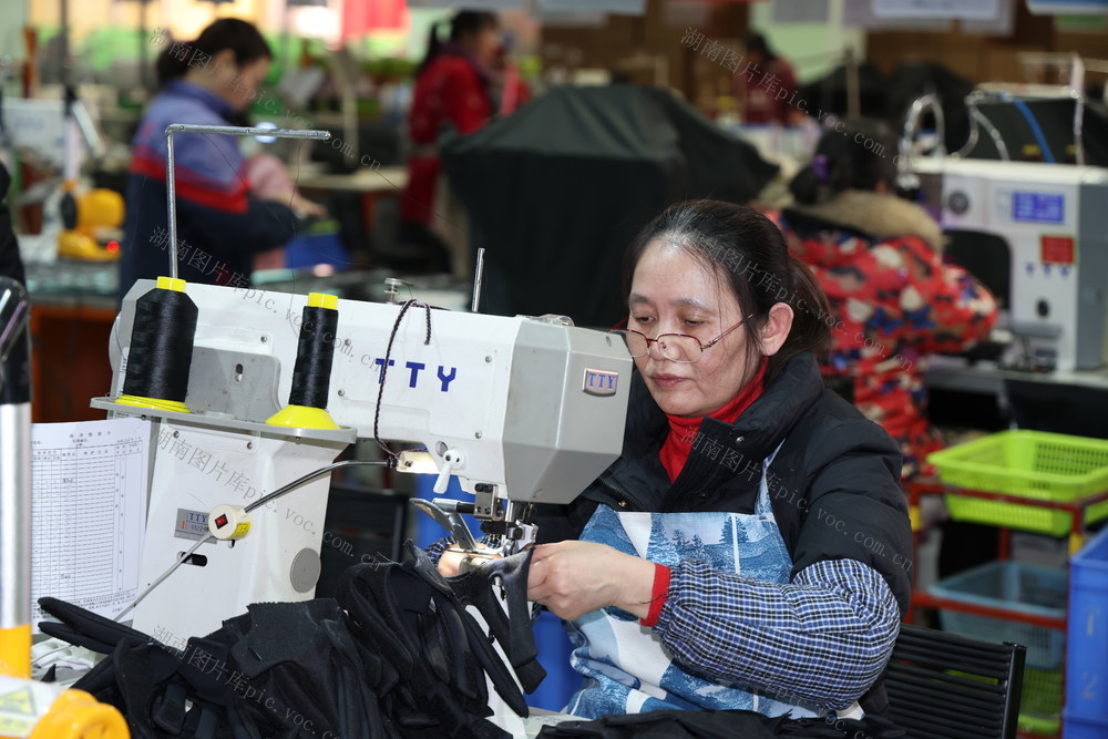 荣诚鞋业  加班加点  赶订单