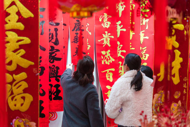 新年 消费 年货市场 饰品俏销