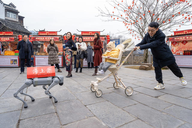 机器狗表演   吸引人们驻足观看