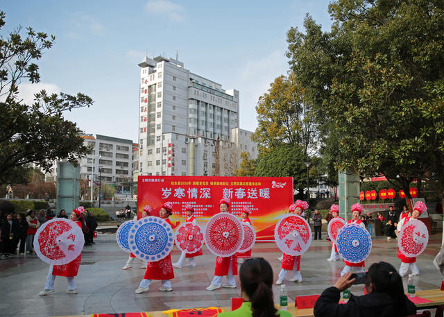 湖南桂东 非遗剪纸 马年 罗霄广场 送暖迎春 志愿者