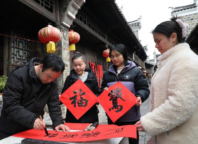    送春联   迎新春