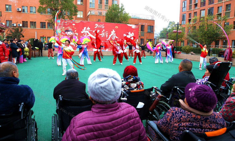 敬老院，文艺演出，“尊老爱幼”传统美德，关心与温暖，老人
