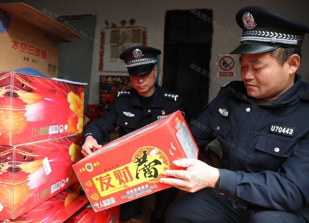    检查烟花爆竹     确保春节平安