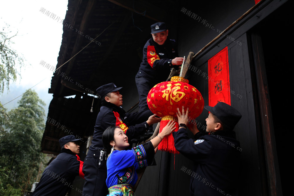 怀化铁警把“年味”送进苗家