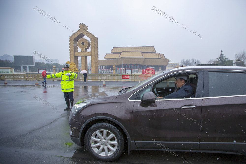 交警，执勤，雨雪，游客，导航，自驾游，保畅通，保平安，坚守岗位，中国文字博物馆