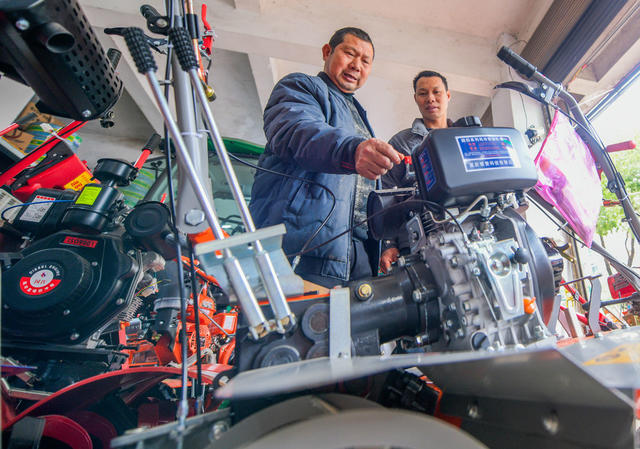 湖南道县：选购农机备春耕