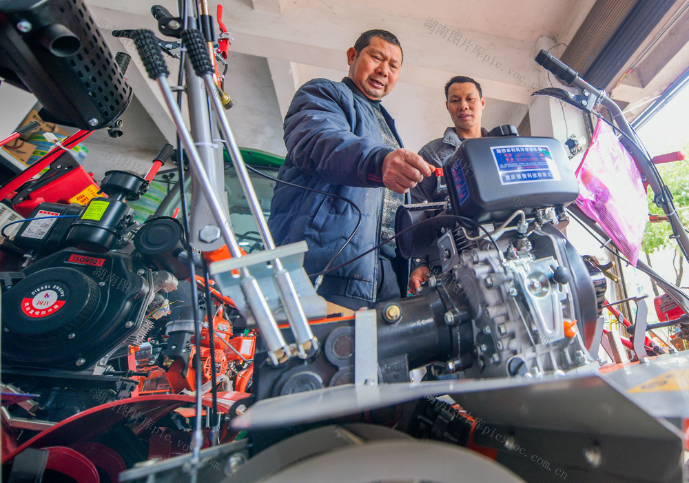 湖南道县：选购农机备春耕