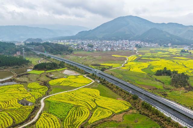 湖南道县：路畅景美