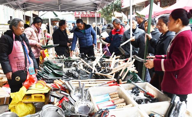   选购农具早备耕