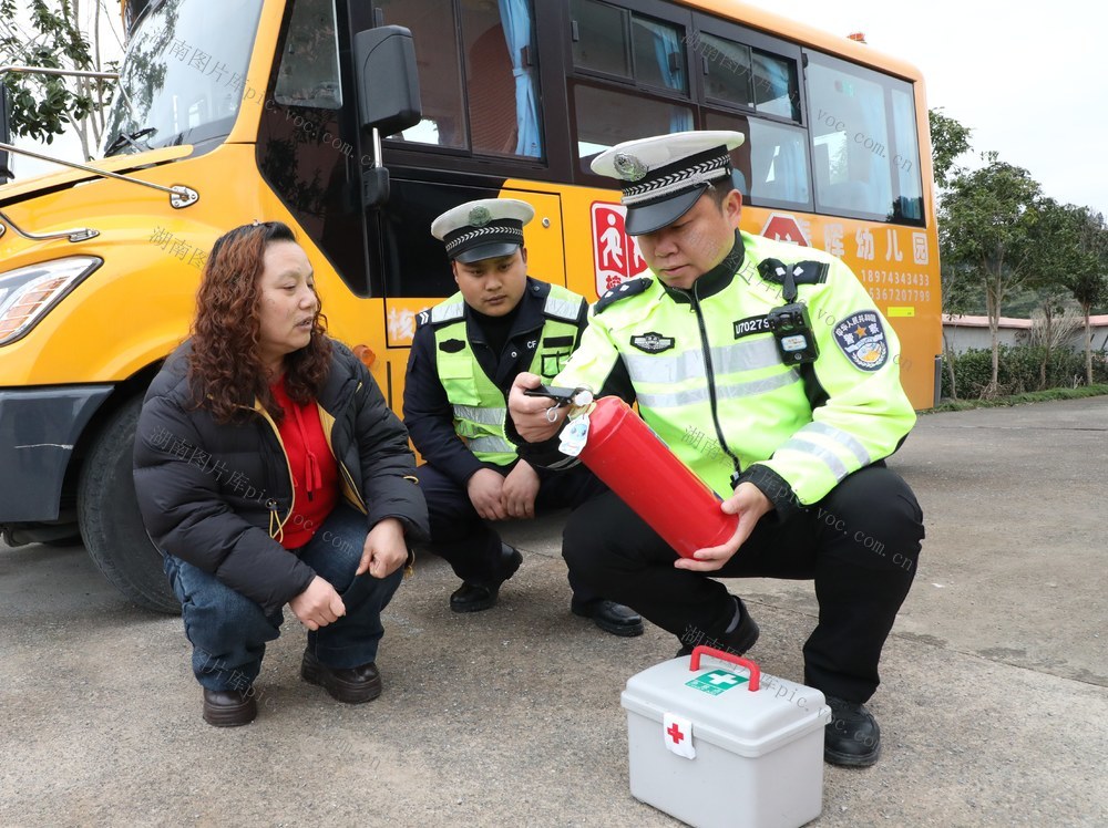     校车“体检”迎开学
