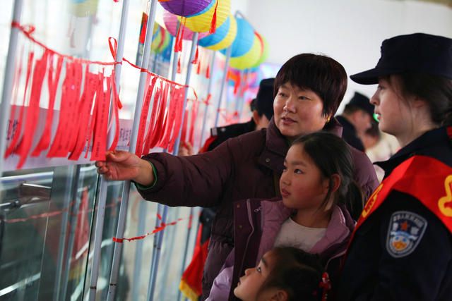 怀化铁警用元宵灯会宣传禁毒知识