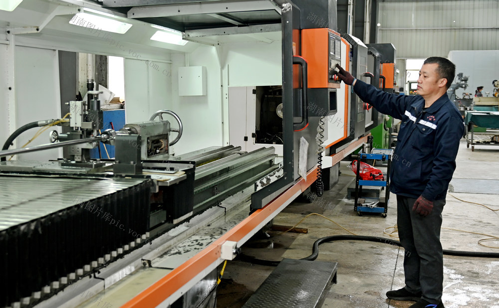 企业 民企 民营 生产  赶订单 产销两旺 工人  机械  民营经济 