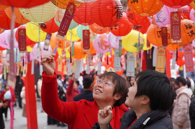 猜灯谜 闹元宵（图）

3月2日，湖南省隆回县举行猜灯谜、相亲、游龙、舞狮等系列活动，欢闹元宵节。