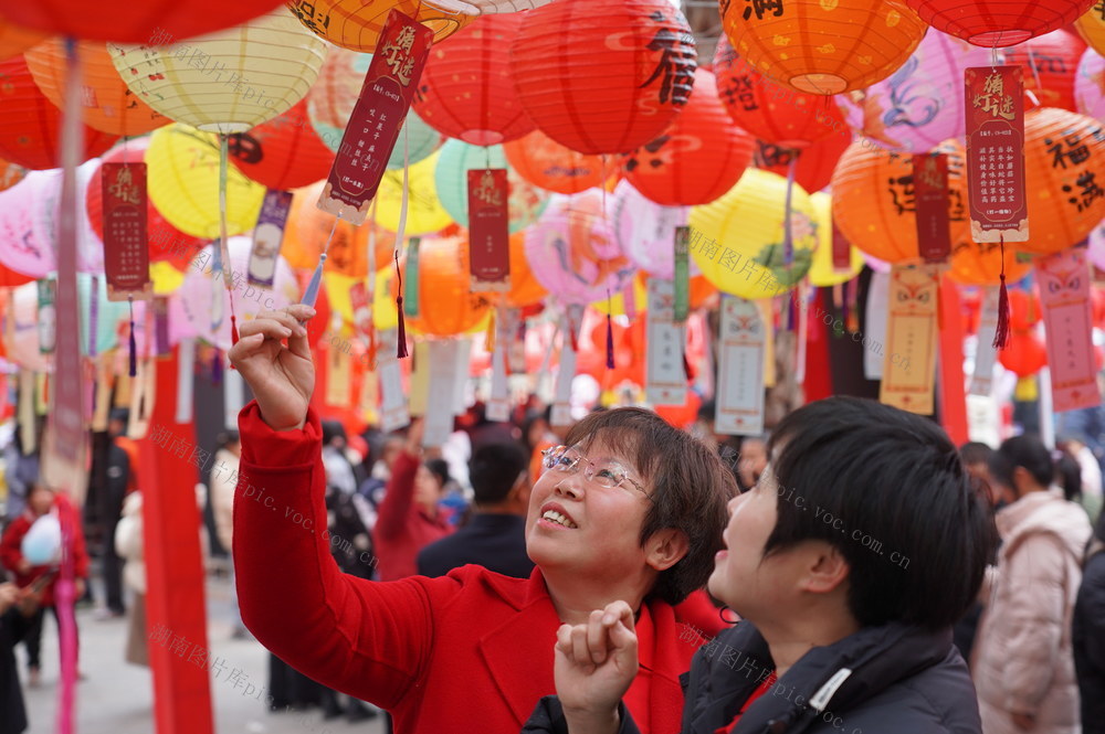 猜灯谜 闹元宵（图）

3月2日，湖南省隆回县举行猜灯谜、相亲、游龙、舞狮等系列活动，欢闹元宵节。