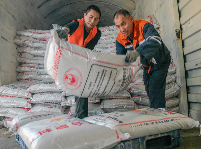 2026年3月2日，在湖南省永州市道县湛江铁路物流中心道州货场，工人在装卸化肥。蒋克青 陆恒 摄影报道