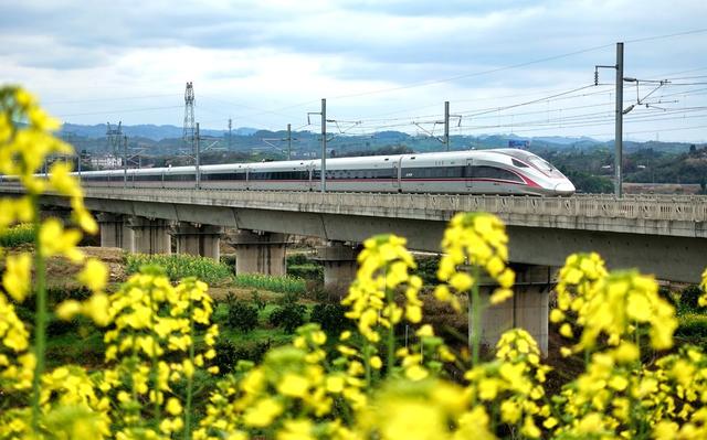 驶向春天的高铁
