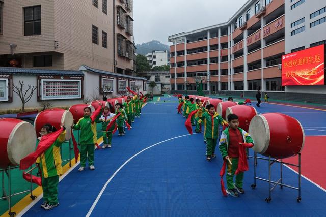 开学 报名 返校 苗鼓 庆祝 开学 学生  教科书 礼物