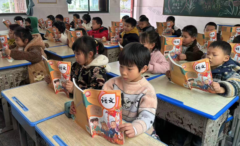 “两免两补”惠农家（图）
3月4日，湖南省隆回县各中小学幼儿园如期开学，学生喜领免费书本。近年来，国家实施“两免两补”惠农政策，对农村义务教育阶段贫困家庭学生免杂费、免书本费、补助寄宿生生活费、补助课间营养餐费。隆回县共有12万余名农村中小学生享受“两免两补”。