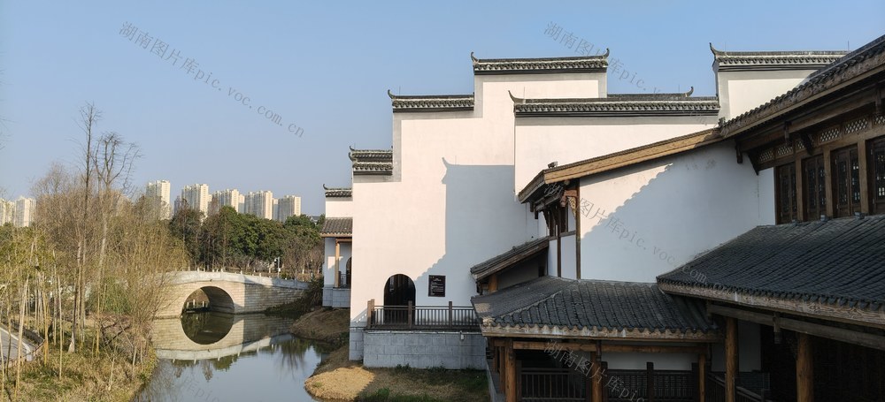 小桥流水之间，白墙黛瓦的徽派建筑朴素淡雅，与自然山水构成水墨画般的意境。高低错落的马头墙，起伏的线条增添了建筑的韵律感