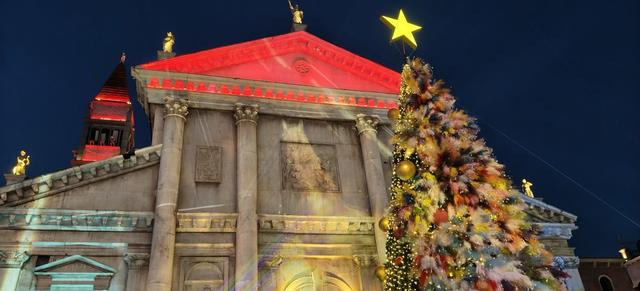 巍峨的城堡大门，美观夸张的浮雕，做旧如旧的墙面，青铜铸造的特洛伊战甲、高耸的宣礼塔、巨大的洋葱形穹顶，营造出托斯卡纳艳阳下的慵懒感