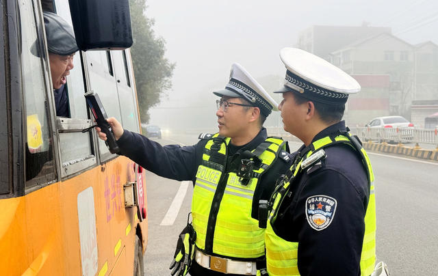 开学 交警 校车