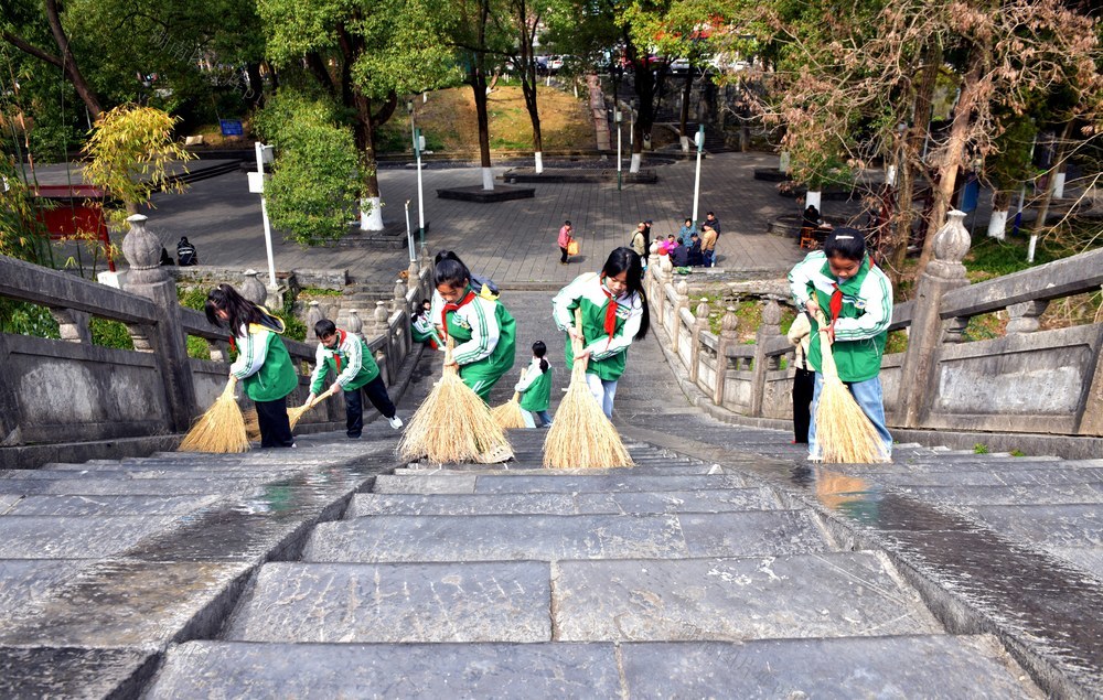 关工委   雷锋   青少年  志愿者 义诊 清扫  社区