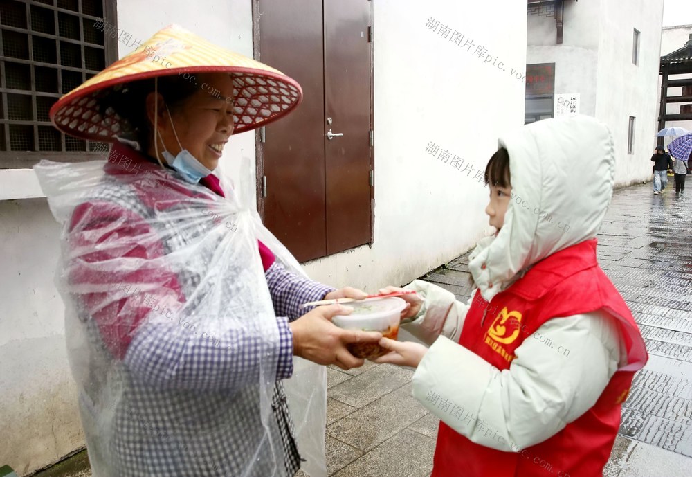 关爱女环卫工人。
