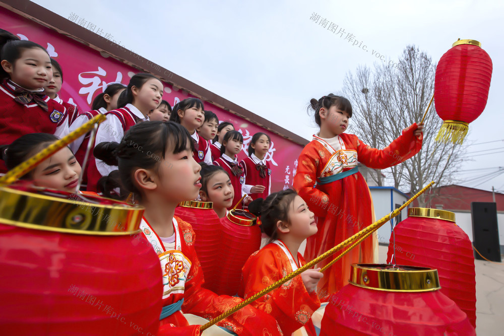三八节，女教师，女学生，教育工会，文艺表演，手势课桌舞，苏奇灯笼画  