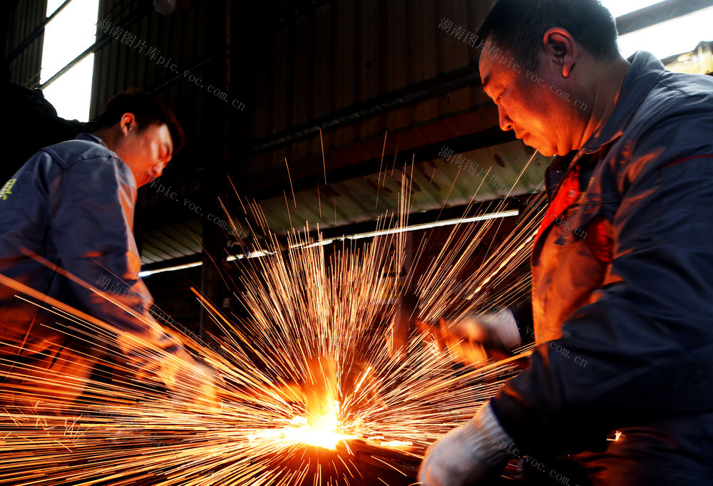 嘉禾：打制农具  助农生产