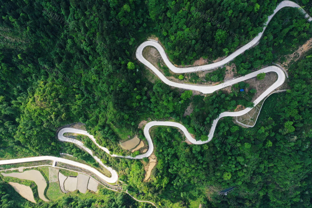 花垣县十八洞村，盘山公路