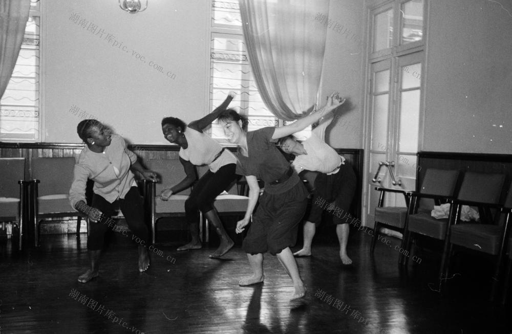  Hunan Africa China Africa Friendship Exchange Congo (Brazzaville) Algeria Sudan Rwanda Guinea Black Africa Students' Federation Hunan Folk Song and Dance Troupe Xiang Embroidery Factory Qingshuitang