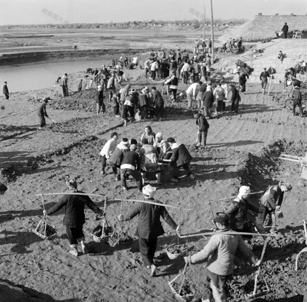  Horse drawn carriage commune reconstruction of river gate