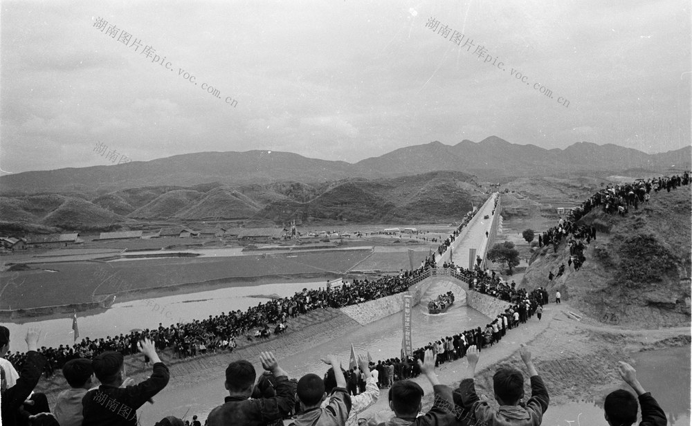  Migrant workers canal construction tunnel aqueduct irrigation area