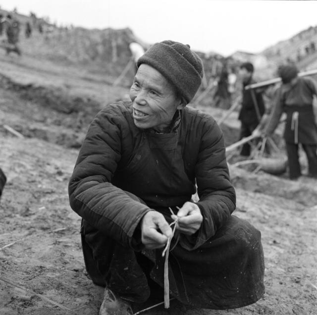 手推车 铲子  韶山灌区 民工  标兵 水渠 修渠