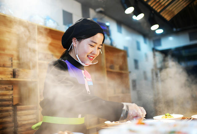 美女 餐厅