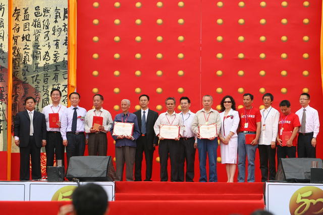   Hunan Xiangjiao Wine Co., Ltd Group photo of 50th anniversary celebration