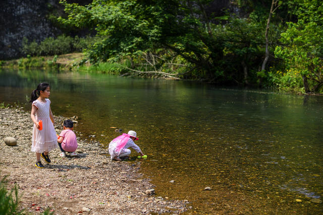 山峰 小河 岩石 树林