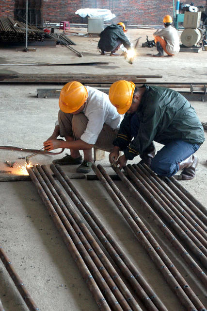 工地 拖拉机 洞穴 悬崖