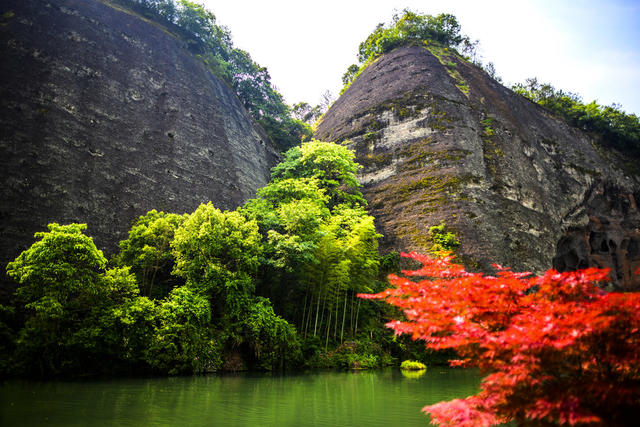 山峰 小河 岩石 树林