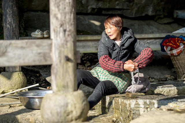 老人 篮子 水桶