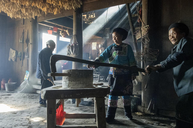 老人 户外 绳索 杆 家居物品
