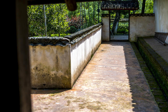庭院 百叶窗 茅草屋 水桶