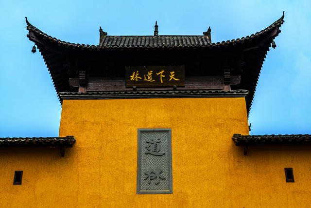 小河 楼梯 钟楼 瓦屋顶 栅栏 家居物品 室外 寺庙 宫殿 建筑 城堡 街道 街景 老人