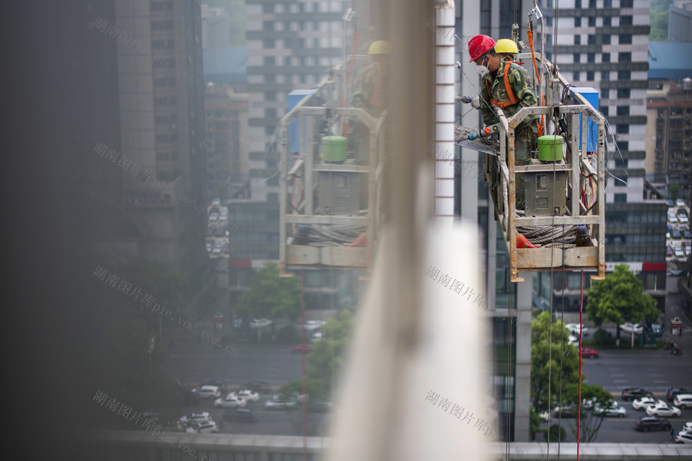 绳索 链锯 大厦 街景