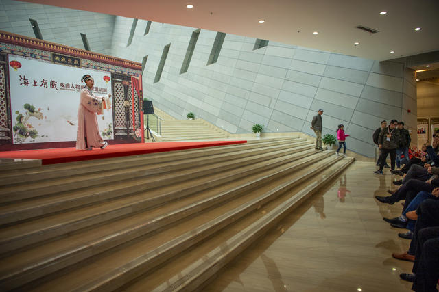 演出 美女 楼梯 室内 聚光灯 合影