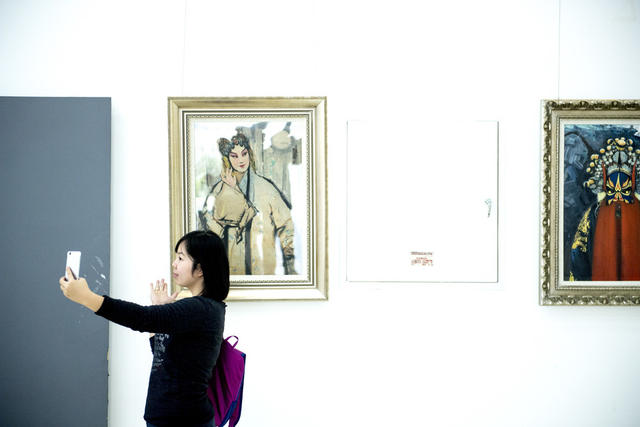 演出 美女 儿童 室内 帅哥 饰品 合影 镜子