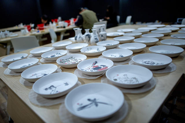碗 花瓶 室内 饰品 杯子 老人 陶工旋盘
