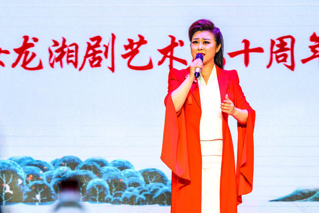 演出 美女 合影 长袍（礼服）