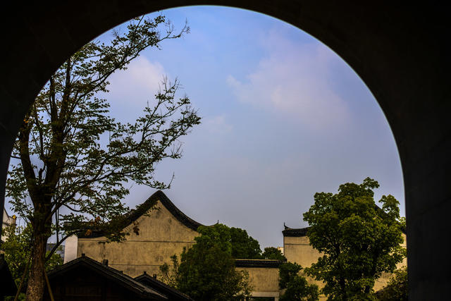 小河 楼梯 钟楼 瓦屋顶 栅栏 家居物品 室外 寺庙 宫殿 建筑 城堡 街道 街景 老人